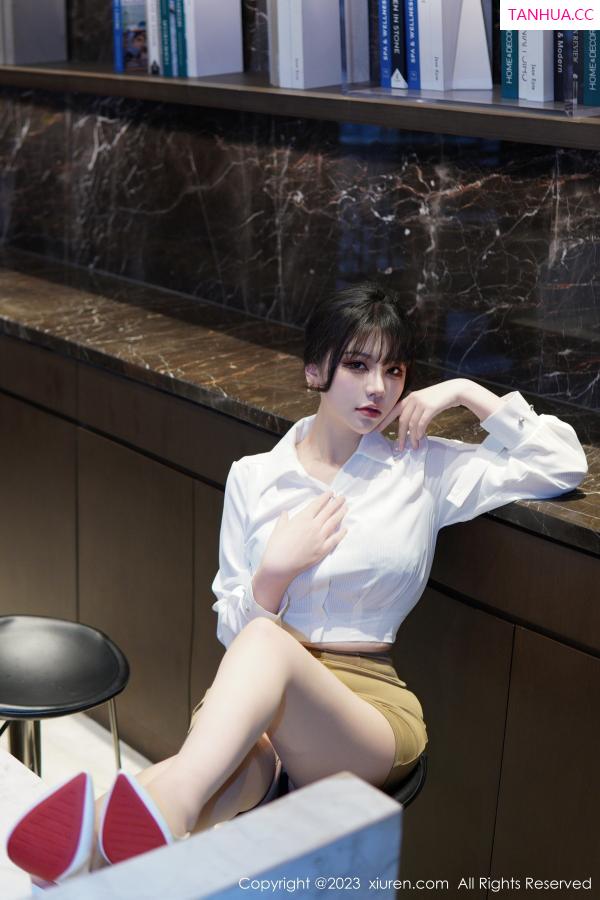   [XiuRen]高清写真图 2023.01.10 No.6111 桃桃子_ 短裙美腿第2张图片